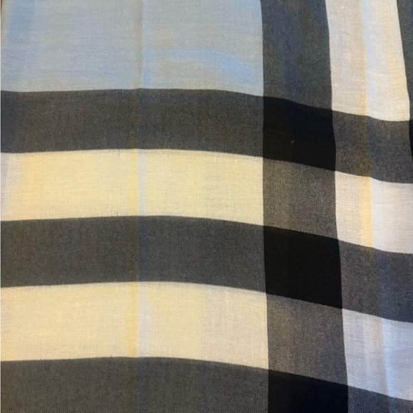 Brand new classic check scarf - Picture 2 of 4